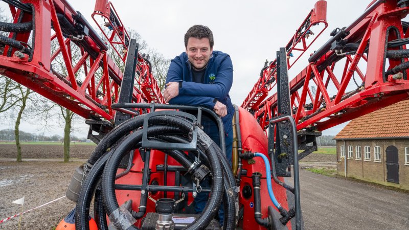 Jasper van Meer uit Klundert op de spuitmachine